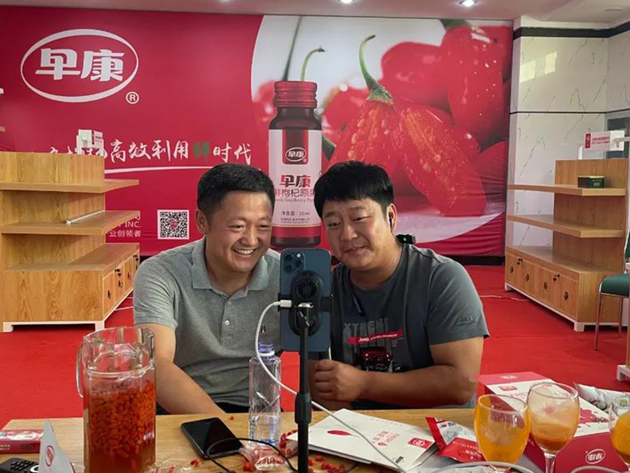 抖音千万级网红石榴哥遇见早康枸杞哥！两哥相遇会有怎样的故事呢？